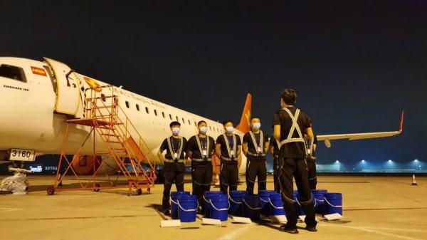 洗一架飞机多少钱? 洗一架飞机多少钱?