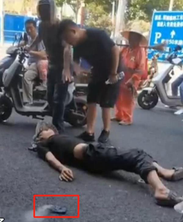 疑因手机爆炸，男子当场倒地！目击者：可能被吓到了