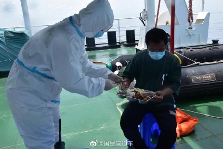 中国海警5103舰在南海救助1名越南落水渔民