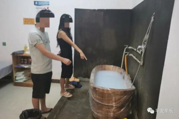 警方端掉一涉“黄”窝点，当场抓获17名涉案男女