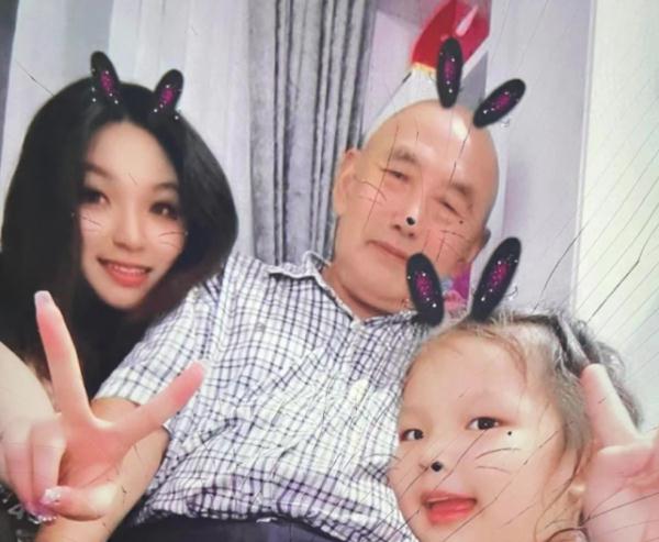 娄底女孩晒爷爷的朋友圈：“全部都是我，不仅可爱而且爱我”