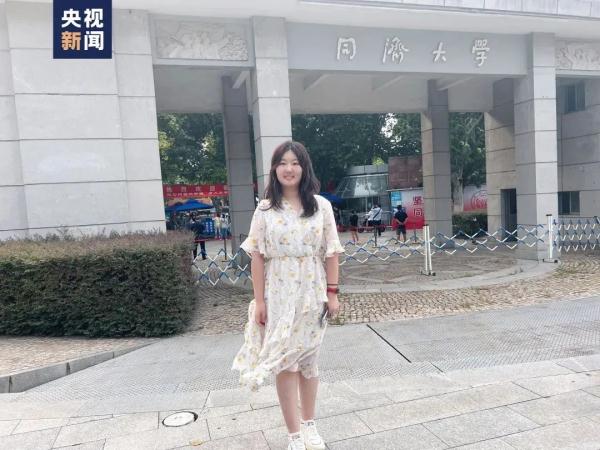 “长大后，我就成了您！”71年后女孩以695分考上爷爷的母校