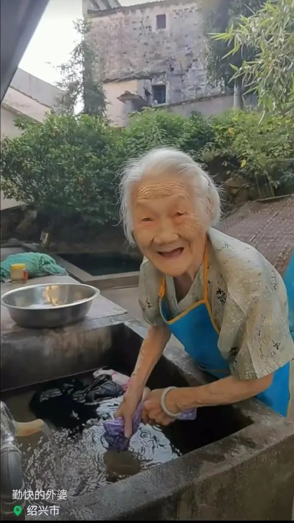 102岁外婆看到外孙笑出表情包，得知爆红连称“献丑了”