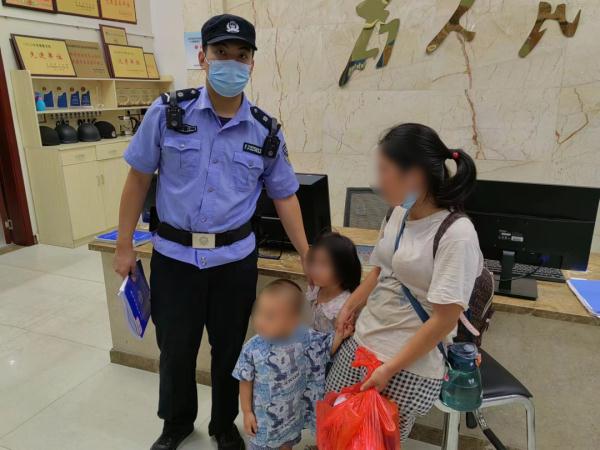 “吃饭饭,喝奶奶”,这位辅警奶爸有点甜! “吃饭饭,喝奶奶”,这位辅警奶爸有点甜!