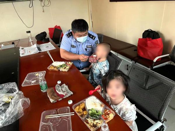 “吃饭饭,喝奶奶”,这位辅警奶爸有点甜! “吃饭饭,喝奶奶”,这位辅警奶爸有点甜!