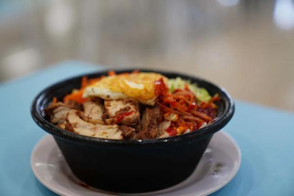 科學園 ·南苑餐廳南苑地處科學園,特色湯飯菜餚鮮沙拉烤肉拌飯米線