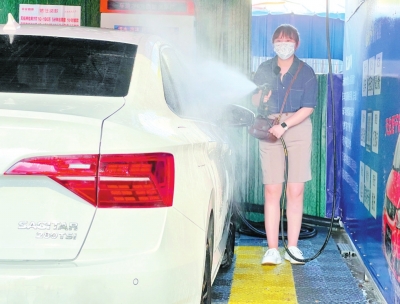 共享自助洗车成车主“新宠” 6块钱就能给爱车“洗个澡”，这个可以有