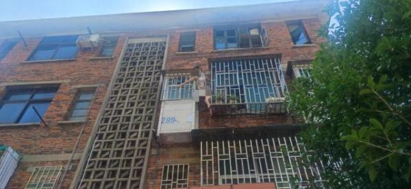 女子忘带钥匙徒手爬到3楼后发现窗户生锈打不开，被困防盗窗外