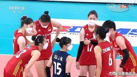 中国女排全员戴口罩出战