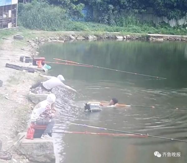 冲上热搜!男子钓鱼反被鱼拉下水... 冲上热搜!男子钓鱼反被鱼拉下水...