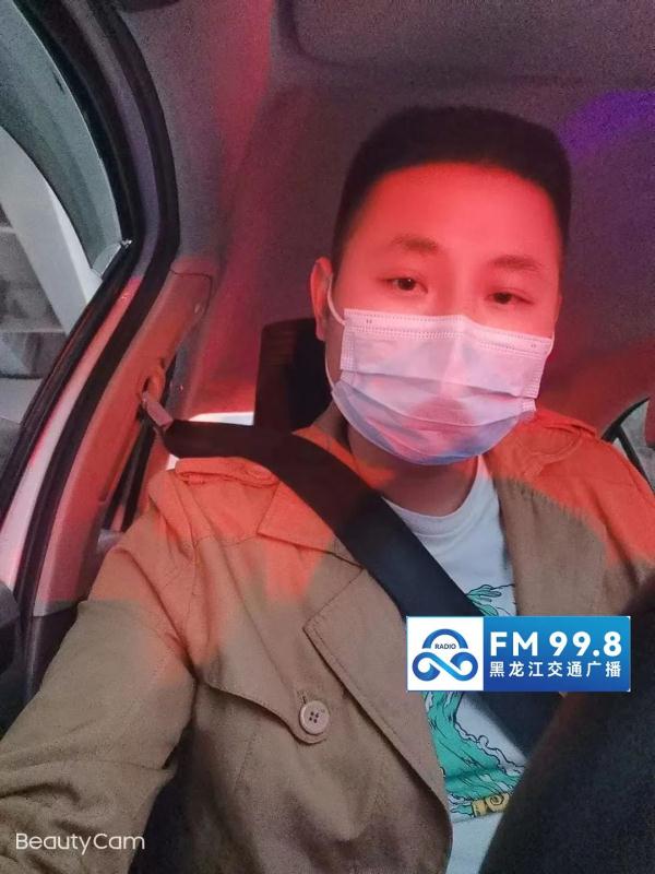 溢出屏幕的温暖!深夜,路面惊现百余块砖头,他们停下来…… 溢出屏幕的温暖!深夜,路面惊现百余块砖头,他们停下来……