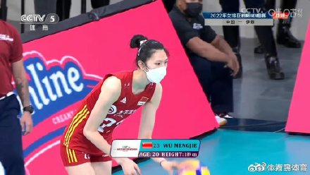 中国女排全员戴口罩出战