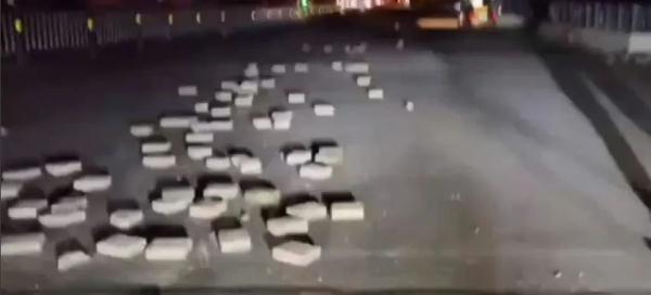 溢出屏幕的温暖!深夜,路面惊现百余块砖头,他们停下来…… 溢出屏幕的温暖!深夜,路面惊现百余块砖头,他们停下来……