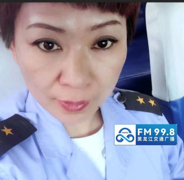 溢出屏幕的温暖!深夜,路面惊现百余块砖头,他们停下来…… 溢出屏幕的温暖!深夜,路面惊现百余块砖头,他们停下来……