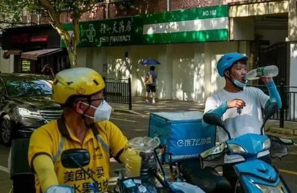 上海出伏降温“愁煞”人：今天该穿啥？有人把羽绒服都翻出来了！