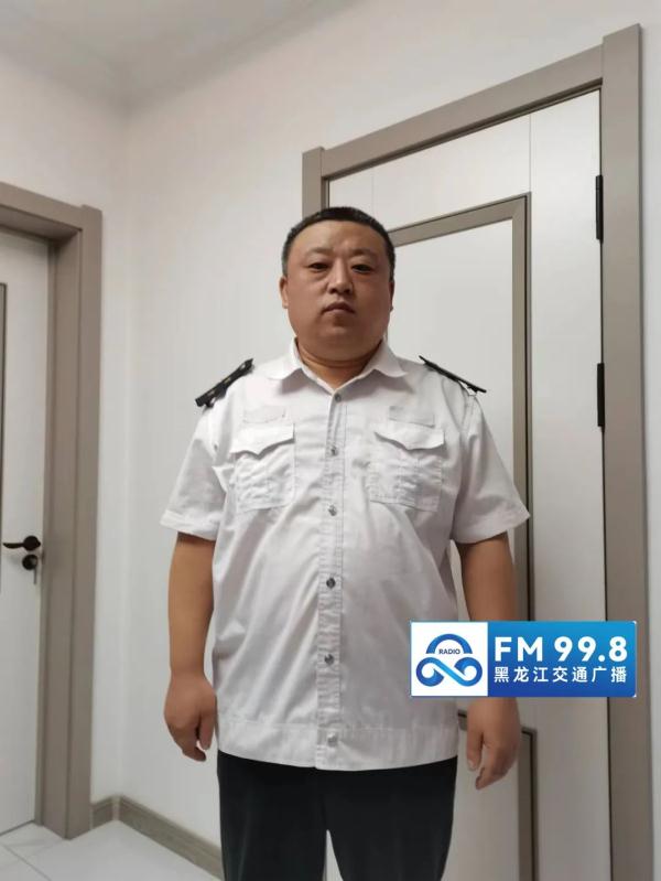 溢出屏幕的温暖!深夜,路面惊现百余块砖头,他们停下来…… 溢出屏幕的温暖!深夜,路面惊现百余块砖头,他们停下来……