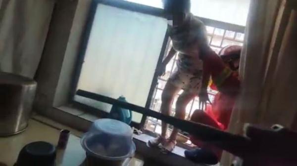 女子忘带钥匙徒手爬到3楼后发现窗户生锈打不开，被困防盗窗外