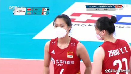 中国女排全员戴口罩出战