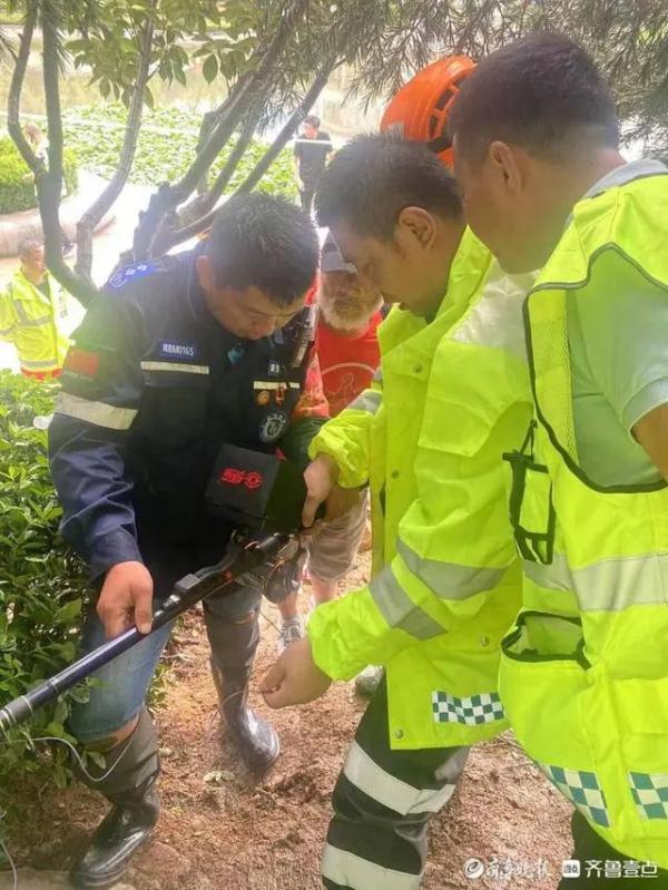 痛心!6岁男童坠入下水井瞬间消失,搜救最新消息传来 痛心!6岁男童坠入下水井瞬间消失,搜救最新消息传来