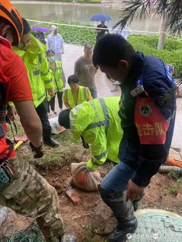 痛心!6岁男童坠入下水井瞬间消失,搜救最新消息传来 痛心!6岁男童坠入下水井瞬间消失,搜救最新消息传来