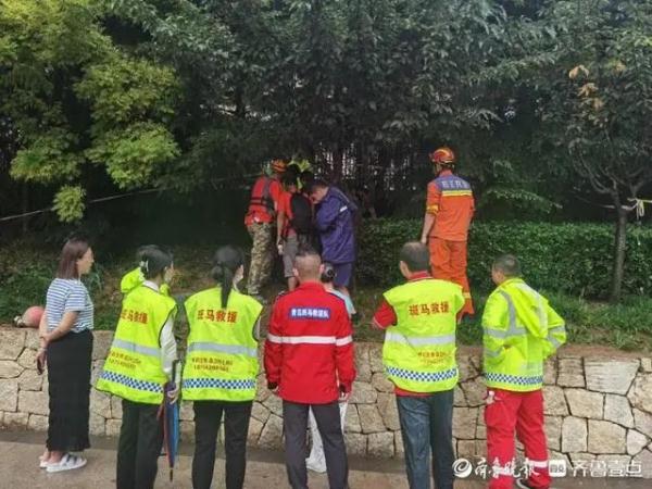 痛心!6岁男童坠入下水井瞬间消失,搜救最新消息传来 痛心!6岁男童坠入下水井瞬间消失,搜救最新消息传来