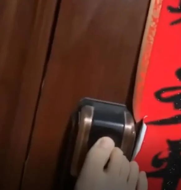 冲上热搜！女子用脚趾打开了指纹锁，网友：是个指头就给开…