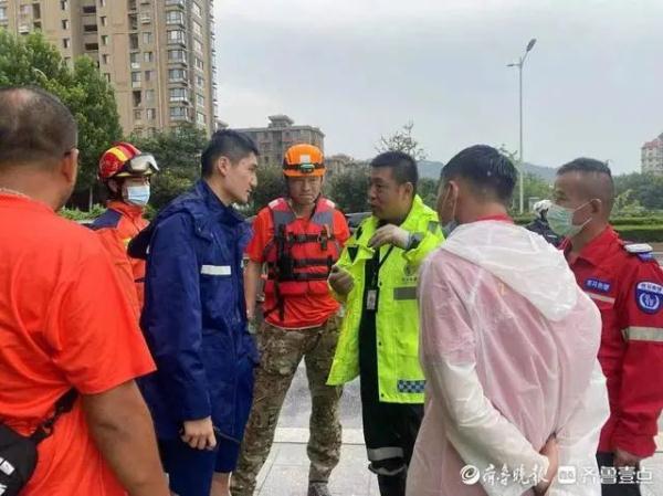 痛心!6岁男童坠入下水井瞬间消失,搜救最新消息传来 痛心!6岁男童坠入下水井瞬间消失,搜救最新消息传来