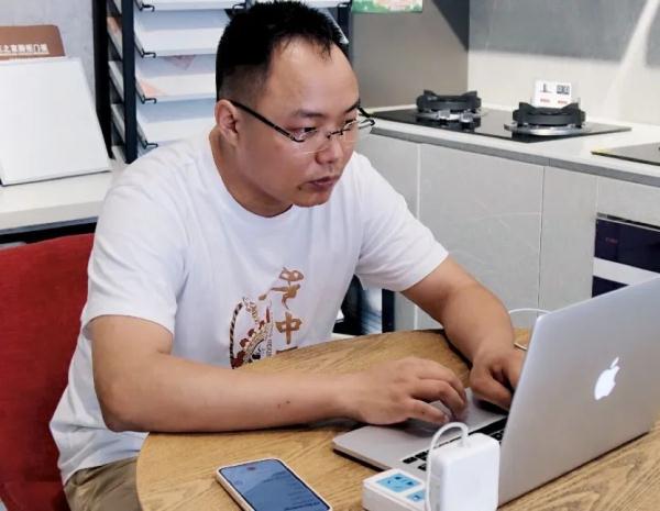 为帮不识字的母亲找药店，他开发了一个导航小程序