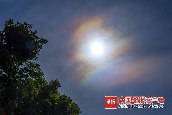 七彩祥云伴日！南宁上空出现日华奇景