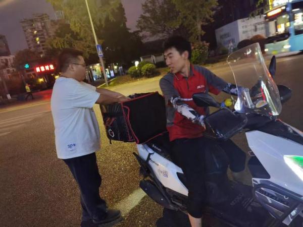 这两位快递小哥多次失联、10点还不上班，领导竟然还表扬