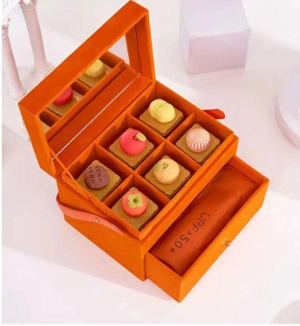 杯子、香囊、丝巾……月饼礼盒“混搭”花样多,卖的是月饼还是其他物品? 杯子、香囊、丝巾……月饼礼盒“混搭”花样多,卖的是月饼还是其他物品?