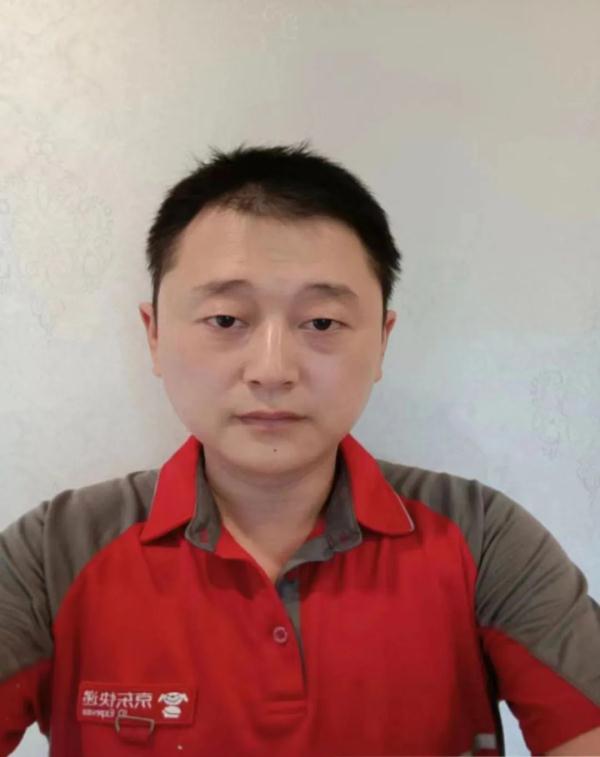 这两位快递小哥多次失联、10点还不上班，领导竟然还表扬