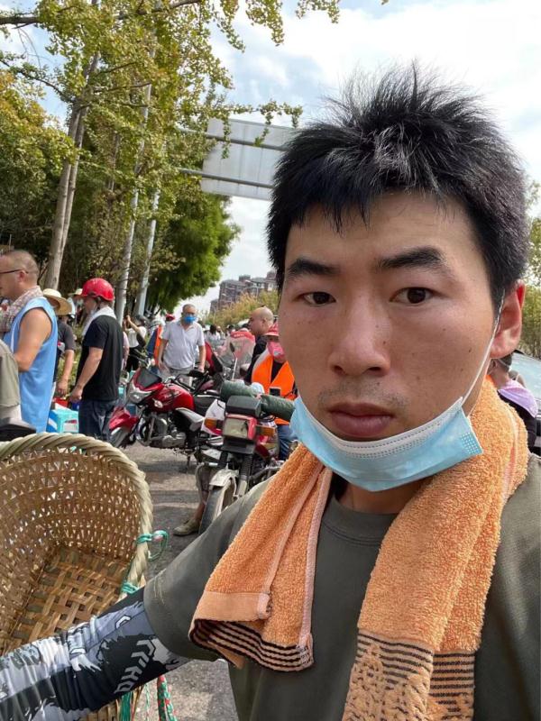 这两位快递小哥多次失联、10点还不上班，领导竟然还表扬