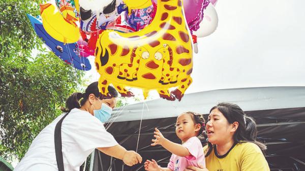 合肥“袖珍妈妈”路边卖气球，已资助30名学生