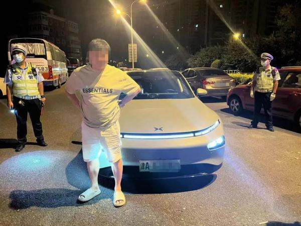 谜之操作！为了让女友看日出，他竟然……
