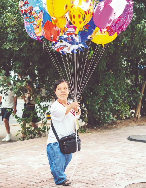 合肥“袖珍妈妈”路边卖气球，已资助30名学生