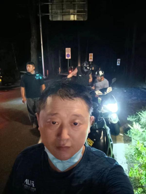 这两位快递小哥多次失联、10点还不上班，领导竟然还表扬
