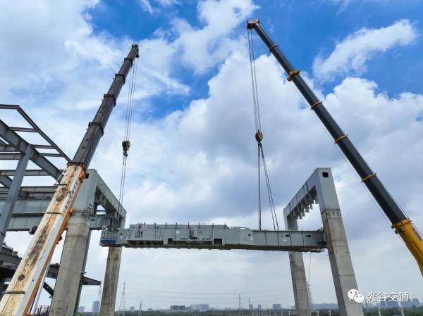 即将在汉亮相，国内首列商业运营空轨列车下线