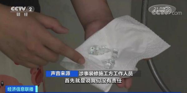 担心的事发生了！淋浴房玻璃门爆裂，男子受伤缝20多针！谁来赔？