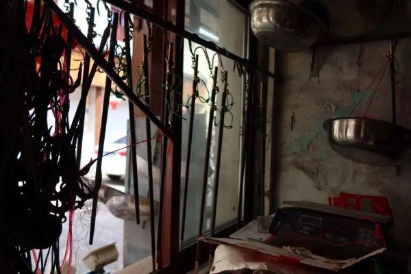 杭州老人拿出一件“宝贝”，年轻人惊了：真没见过！当年家家户户都有...