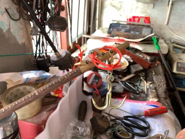 杭州老人拿出一件“宝贝”，年轻人惊了：真没见过！当年家家户户都有...