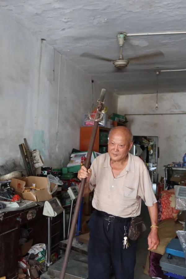 杭州老人拿出一件“宝贝”，年轻人惊了：真没见过！当年家家户户都有...