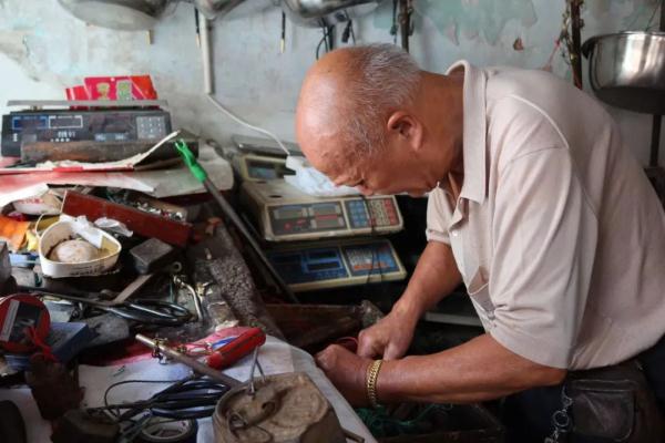 杭州老人拿出一件“宝贝”，年轻人惊了：真没见过！当年家家户户都有...