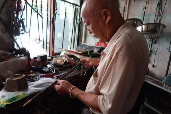 杭州老人拿出一件“宝贝”，年轻人惊了：真没见过！当年家家户户都有...