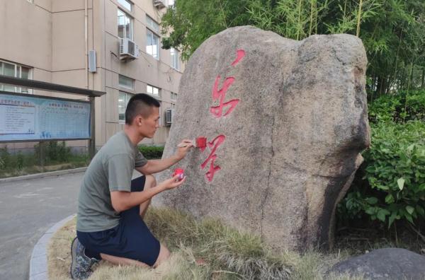 驻训官兵撤离学校后，留下的“礼物”亮了……