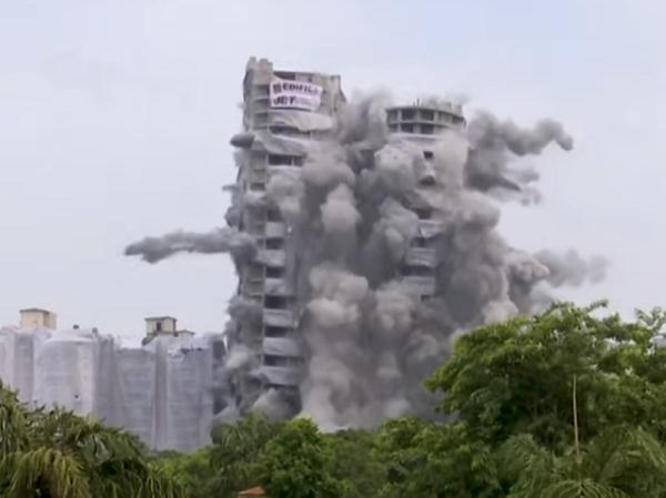 印度百米高“违建”双子塔被拆除，13秒内倒塌产生8万吨建筑垃圾