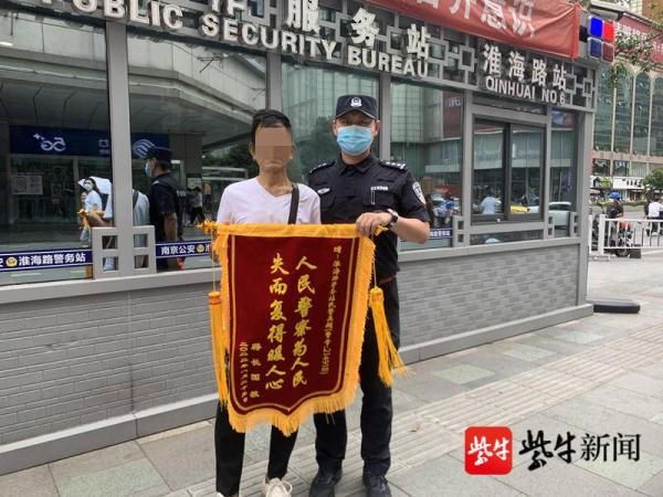 男子等红灯电动车上的挎包没了,原来被另一辆经过的电动车勾走 男子等红灯电动车上的挎包没了,原来被另一辆经过的电动车勾走