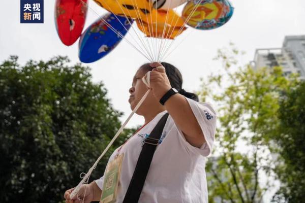 “袖珍妈妈”摆摊卖气球,做了这件大事! “袖珍妈妈”摆摊卖气球,做了这件大事!