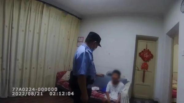 到派出所睡觉多少钱？8岁男孩随口问出答案