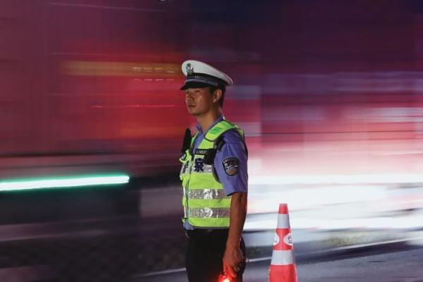 事发高速！凌晨，交警“碎碎念”式喊话！网友：“碎碎平安”